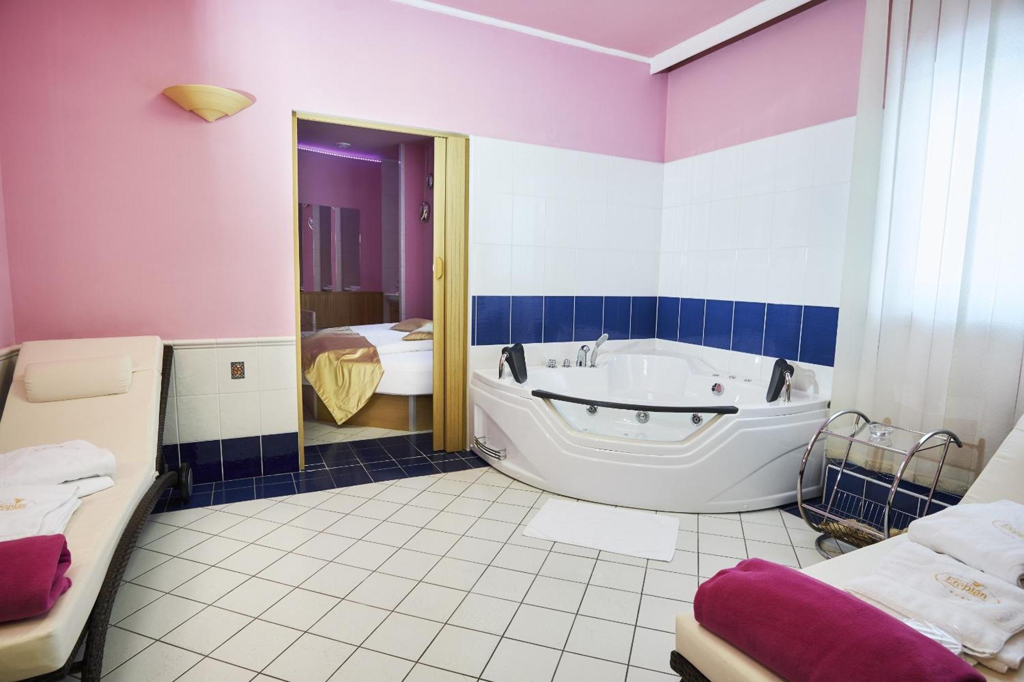 Hotel Eroplan Roznov pod Radhostem Bagian luar foto