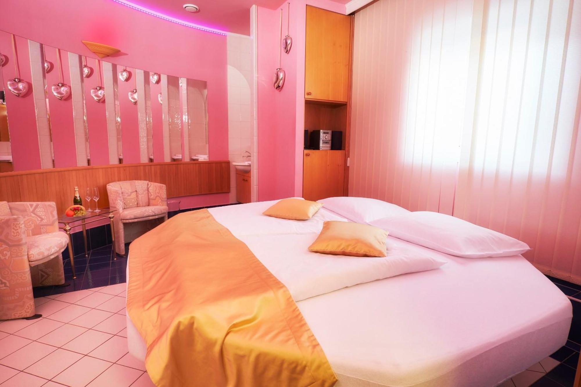 Hotel Eroplan Roznov pod Radhostem Bagian luar foto