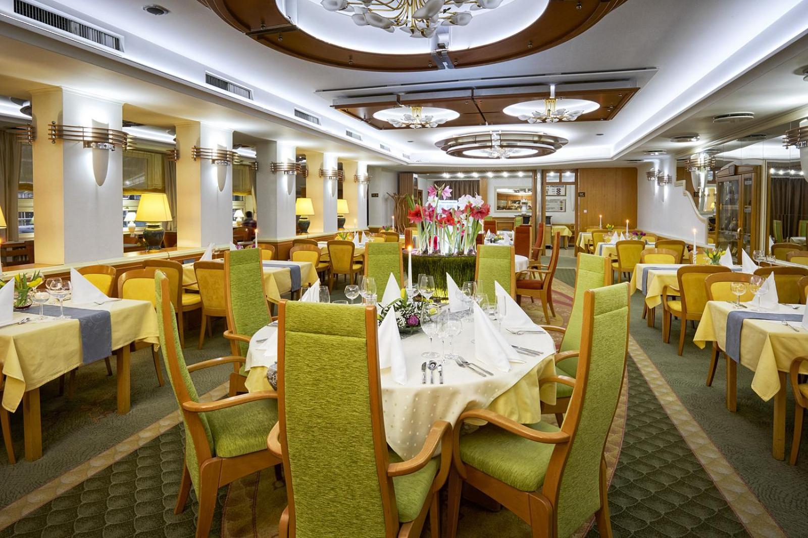 Hotel Eroplan Roznov pod Radhostem Bagian luar foto