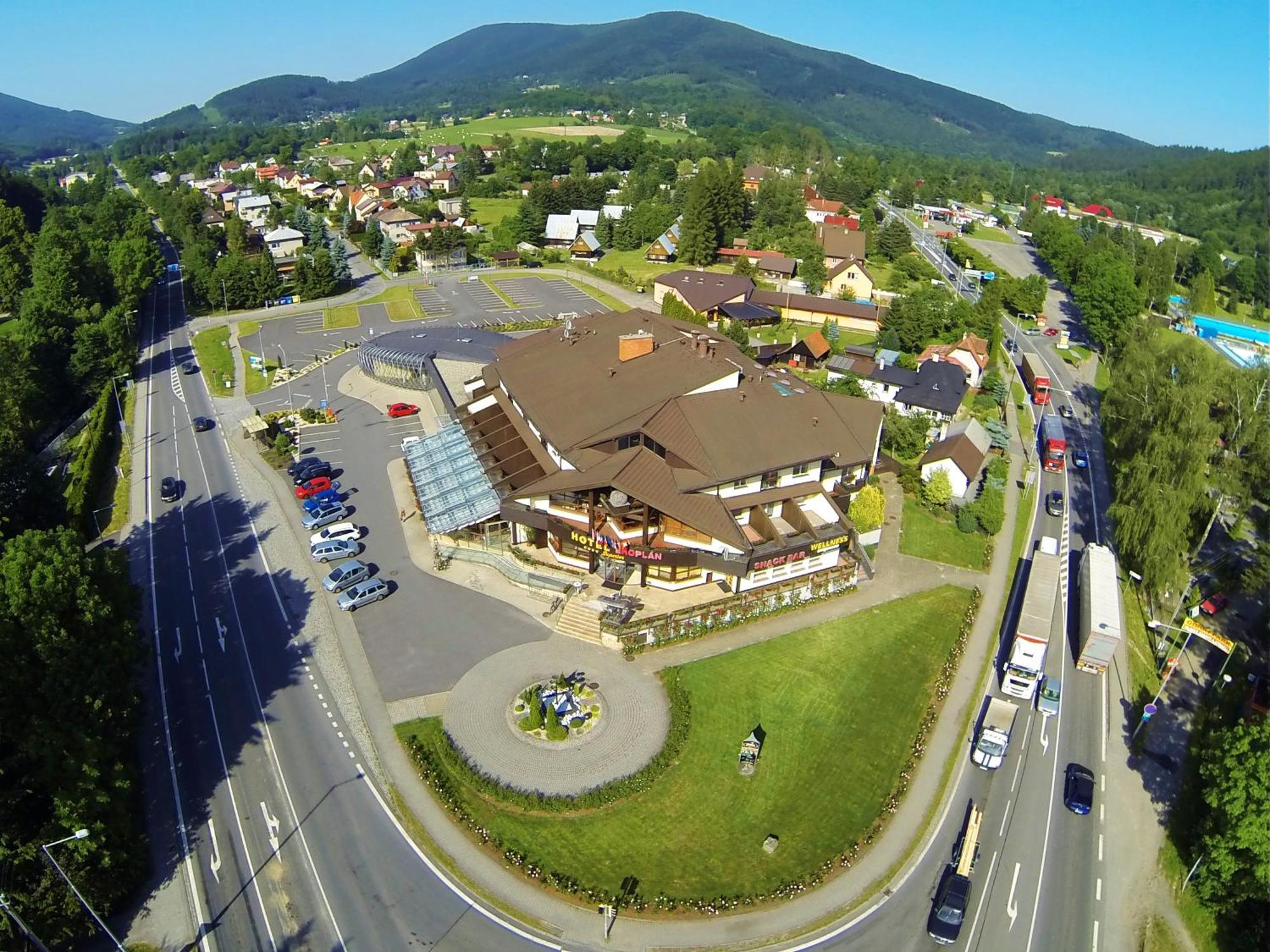 Hotel Eroplan Roznov pod Radhostem Bagian luar foto