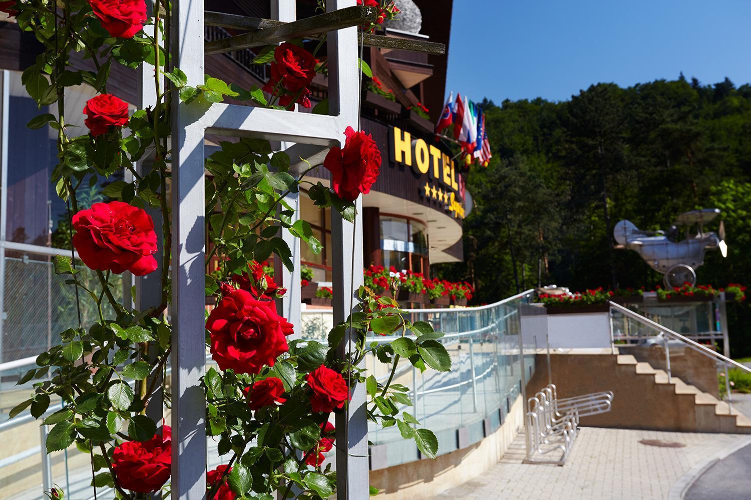 Hotel Eroplan Roznov pod Radhostem Bagian luar foto