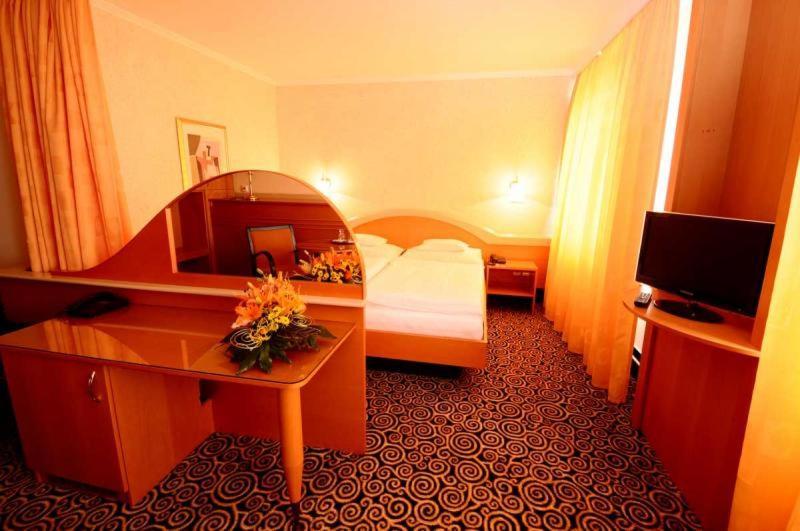 Hotel Eroplan Roznov pod Radhostem Bagian luar foto